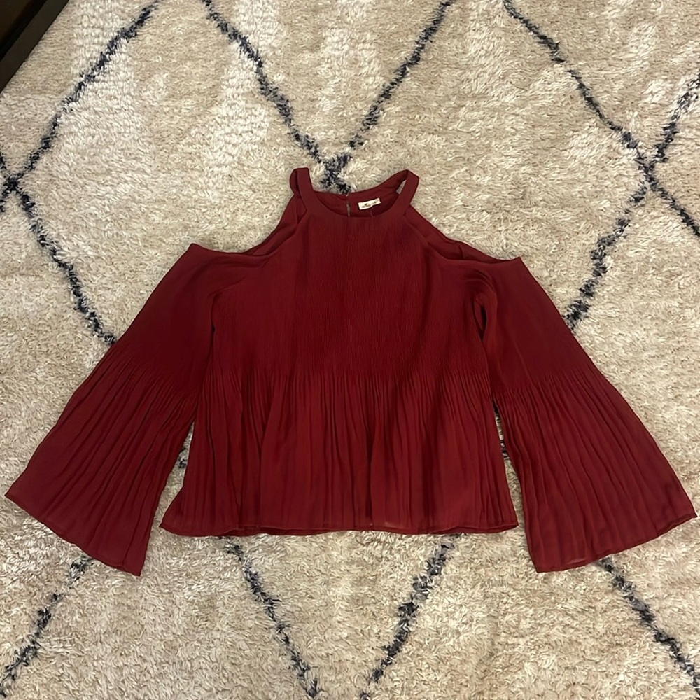 Hollister cold shoulder top women’s medium. NWT